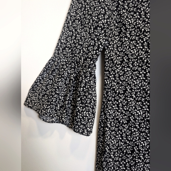 MINKPINK Black White Floral Mock Neck Bell Sleeve Ruffle Mini Dress Size Small - Picture 3 of 8